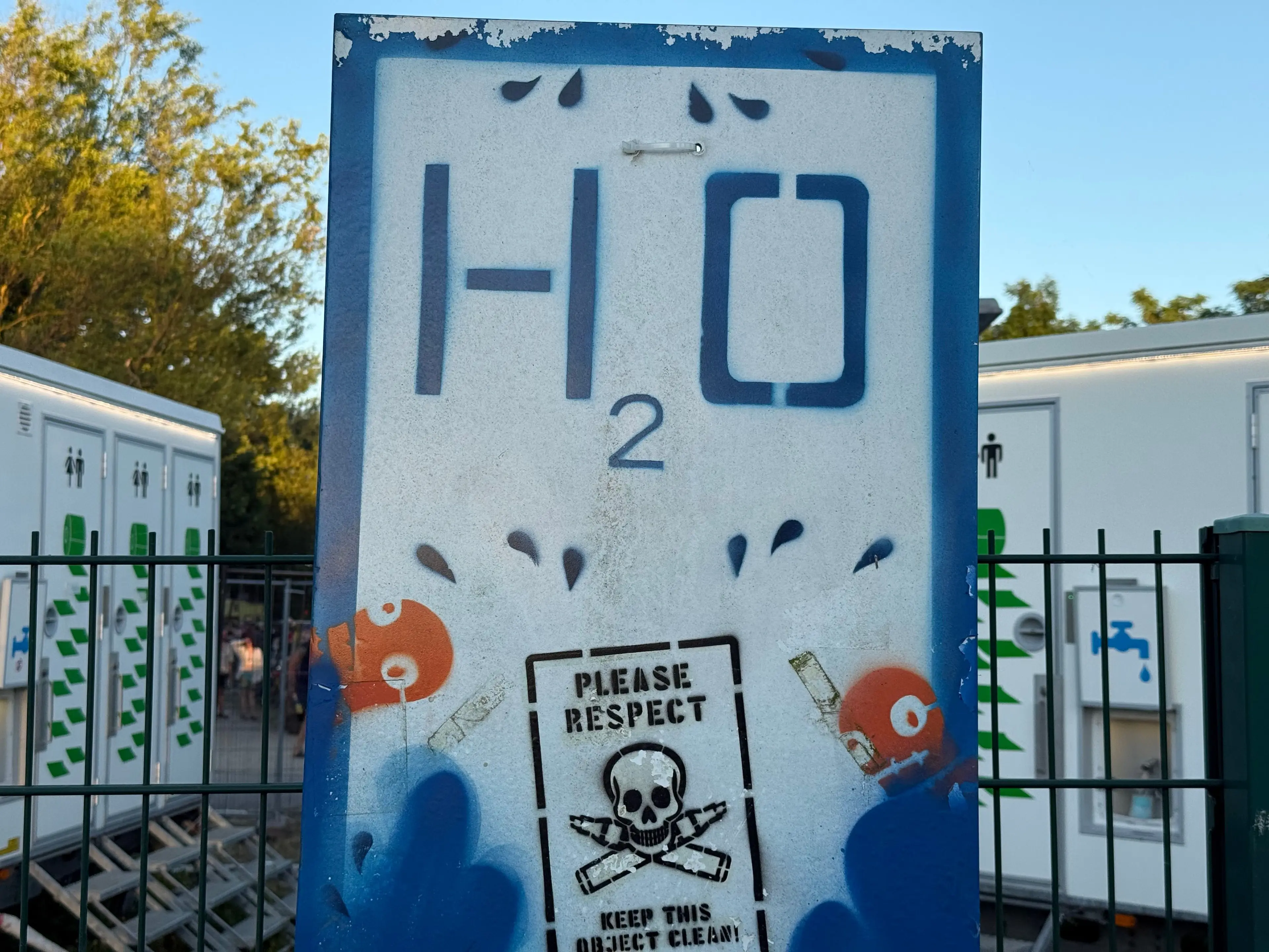 Hinweisschild auf dem Fusion Festival bei Hitze und Wasserstellen